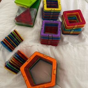 Magformers 60pcs plus a few other magnetic.